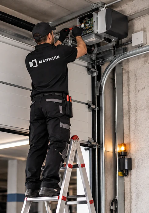 Mantemnimiento de puertas de parking en Montcada (Barcelona)
